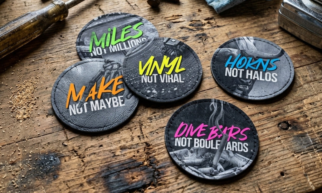 Bunte Patches auf einem Holztisch liegend