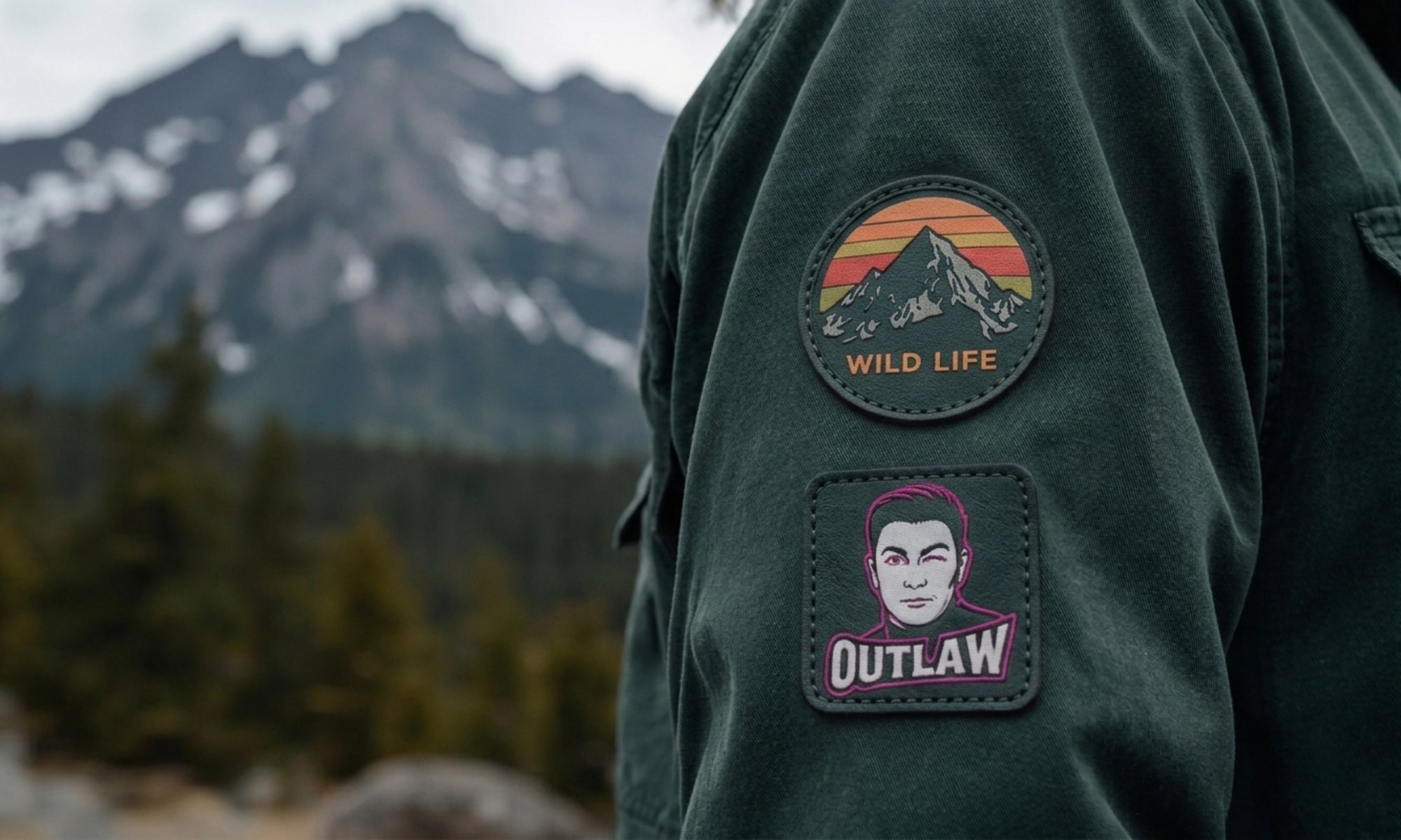 Patches mit Klett und Aufnäher auf einer Jacke