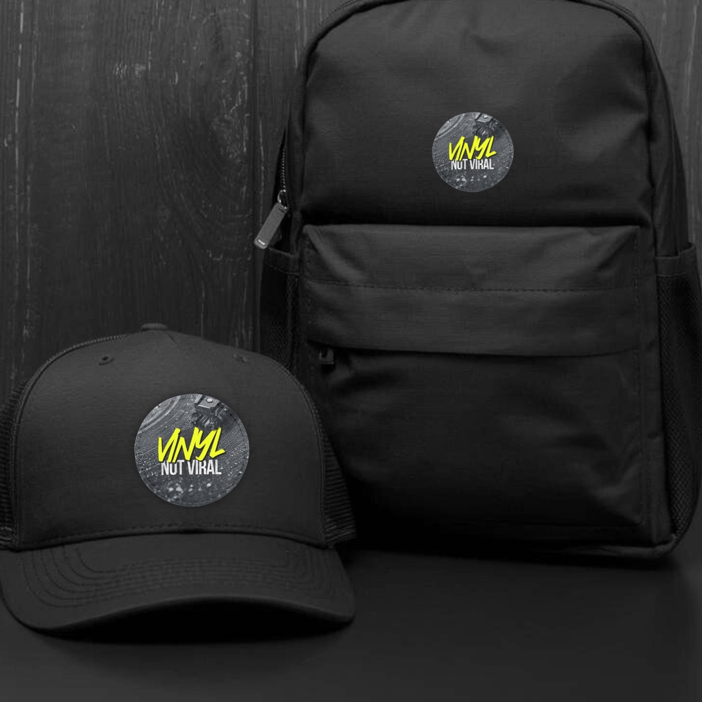 Vinyl Not Viral Patch auf Cap und Rucksack mit dunklem Hintergrund
